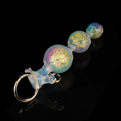 ホログラムカラーの 3 つの球体が輝くクリスタルアナルプラグ
