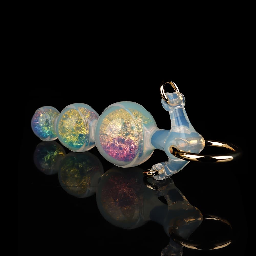 ホログラムカラーの 3 つの球体が輝くクリスタルアナルプラグ