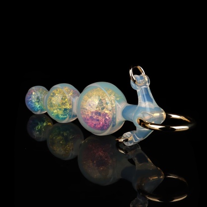 ホログラムカラーの 3 つの球体が輝くクリスタルアナルプラグ