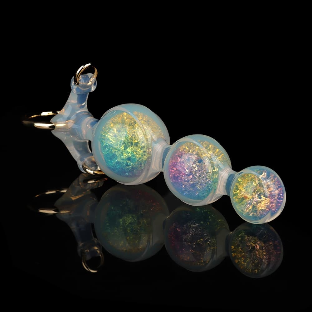 ホログラムカラーの 3 つの球体が輝くクリスタルアナルプラグ