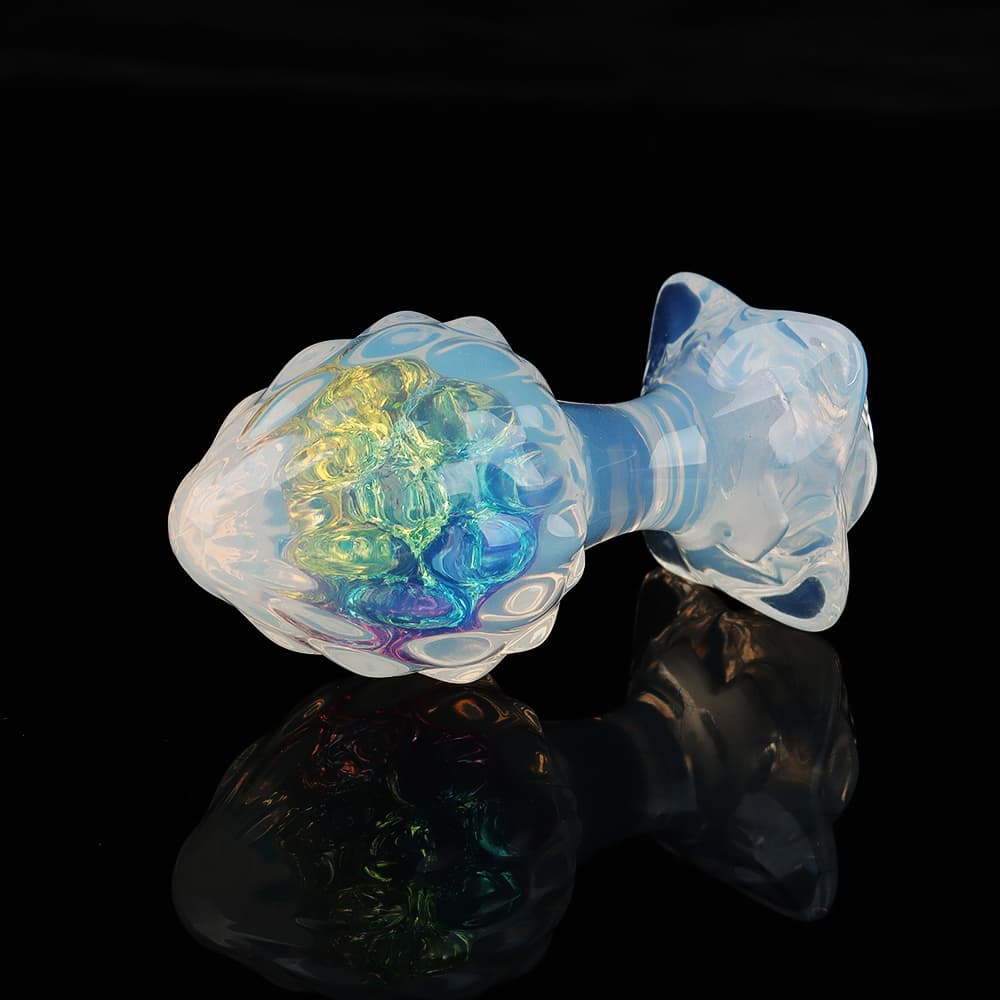 4 種の付属品により ハーフクリアで、内部には虹色の輝きを放つ「薔薇」イメージの水晶アナルプラグ。4 種の付属品により