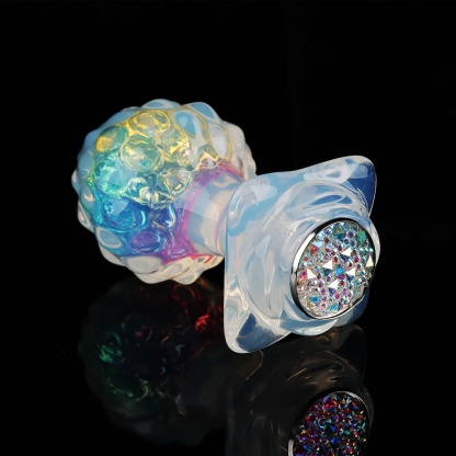4 種の付属品により ハーフクリアで、内部には虹色の輝きを放つ「薔薇」イメージの水晶アナルプラグ。4 種の付属品により