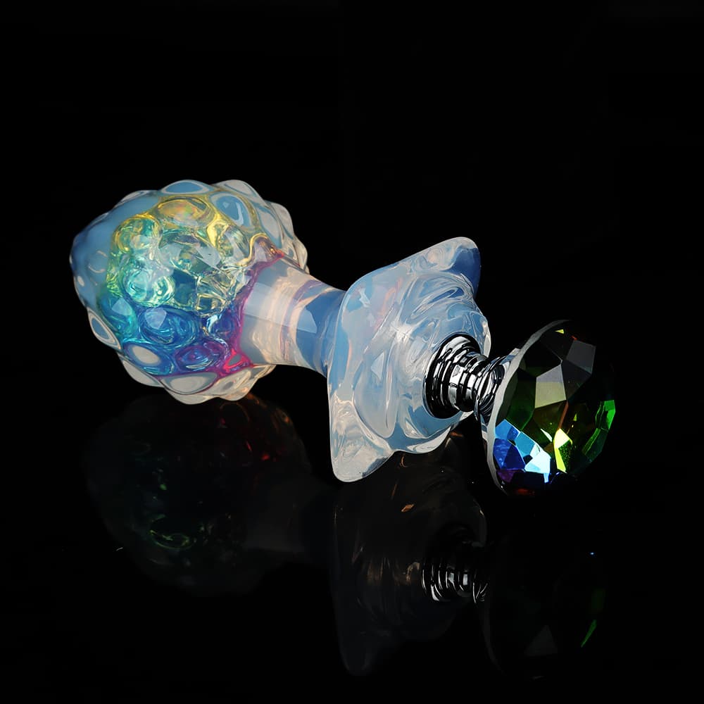 4 種の付属品により ハーフクリアで、内部には虹色の輝きを放つ「薔薇」イメージの水晶アナルプラグ。4 種の付属品により