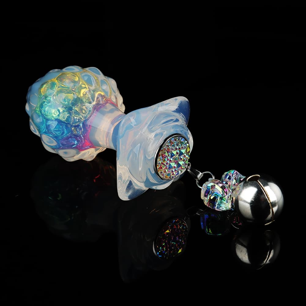 4 種の付属品により ハーフクリアで、内部には虹色の輝きを放つ「薔薇」イメージの水晶アナルプラグ。4 種の付属品により