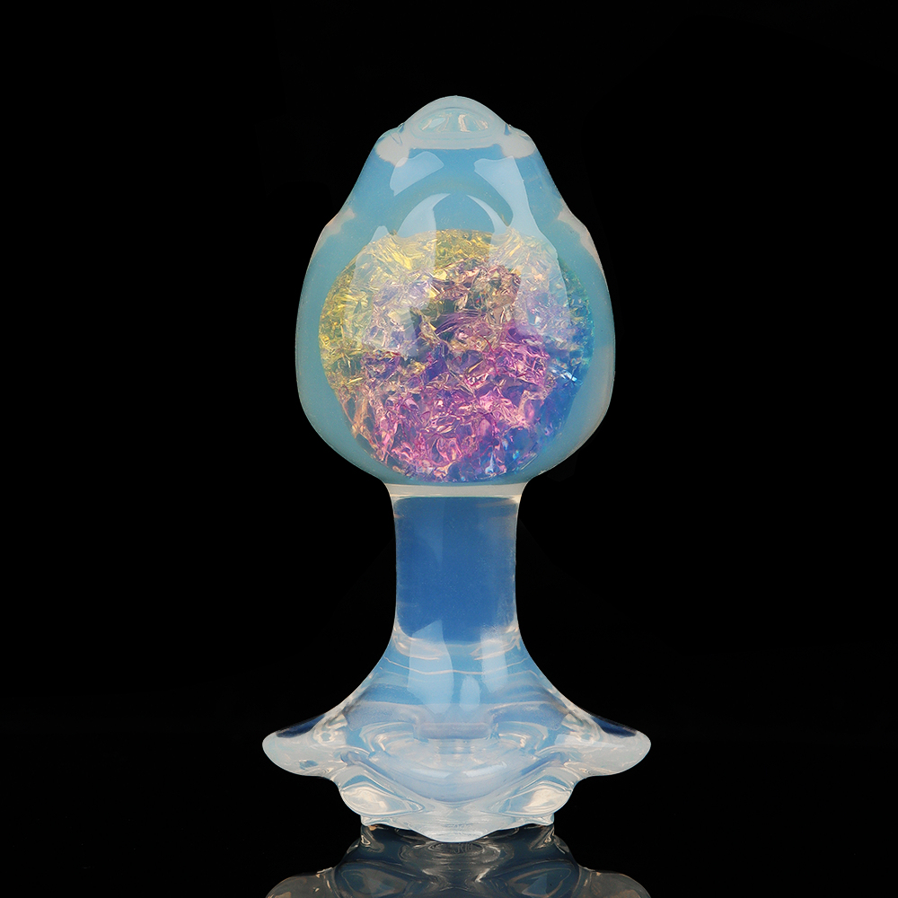 4 種の付属品により ハーフクリアで、内部には虹色の輝きを放つ「薔薇」イメージの水晶アナルプラグ。4 種の付属品により