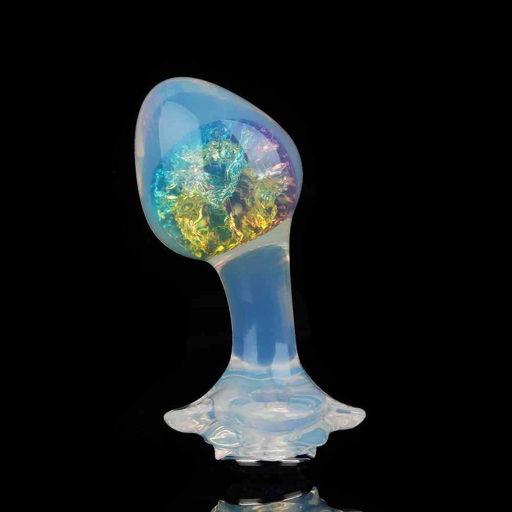 透明感と虹色の輝きが特徴的な歪脖子型水晶アナルプラグ。4 種の付属品により