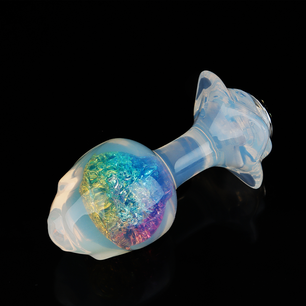 4 種の付属品により ハーフクリアで、内部には虹色の輝きを放つ「薔薇」イメージの水晶アナルプラグ。4 種の付属品により