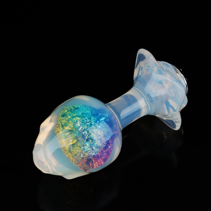 4 種の付属品により ハーフクリアで、内部には虹色の輝きを放つ「薔薇」イメージの水晶アナルプラグ。4 種の付属品により