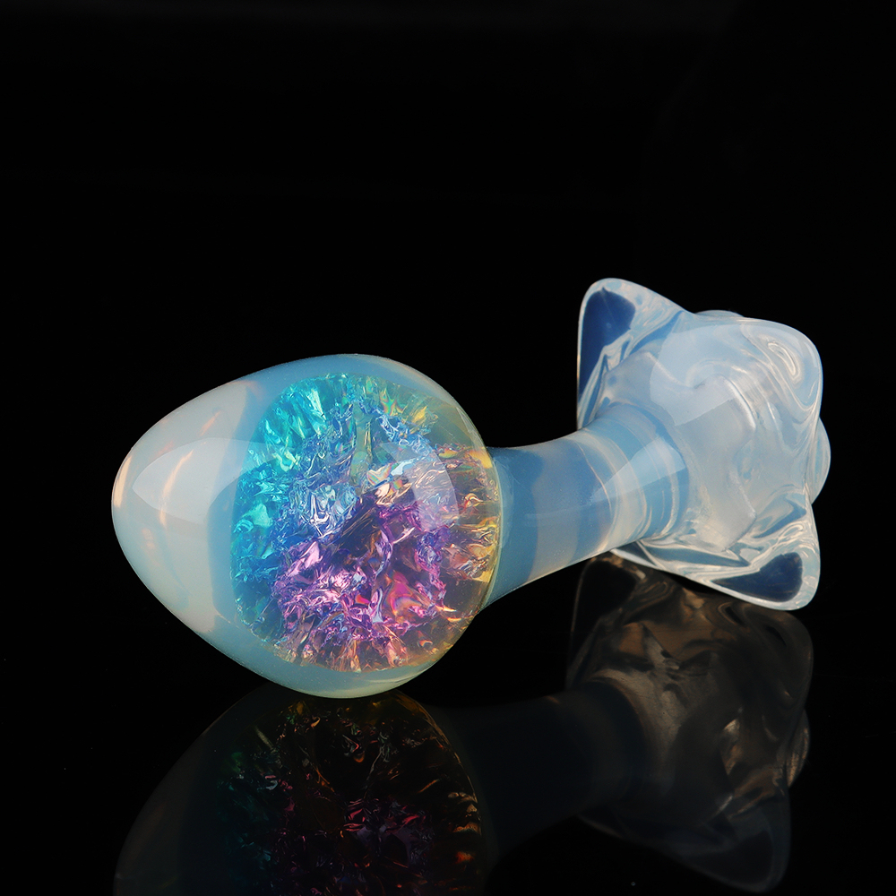 透明感と虹色の輝きが特徴的な歪脖子型水晶アナルプラグ。4 種の付属品により