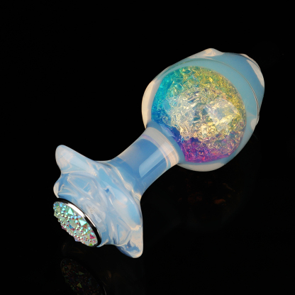 4 種の付属品により ハーフクリアで、内部には虹色の輝きを放つ「薔薇」イメージの水晶アナルプラグ。4 種の付属品により