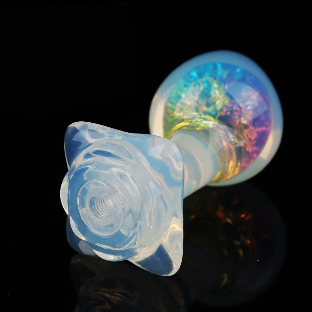 透明感と虹色の輝きが特徴的な歪脖子型水晶アナルプラグ。4 種の付属品により