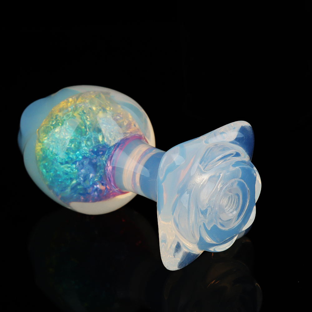 4 種の付属品により ハーフクリアで、内部には虹色の輝きを放つ「薔薇」イメージの水晶アナルプラグ。4 種の付属品により