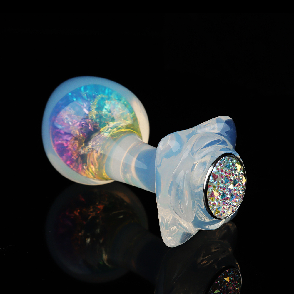 透明感と虹色の輝きが特徴的な歪脖子型水晶アナルプラグ。4 種の付属品により