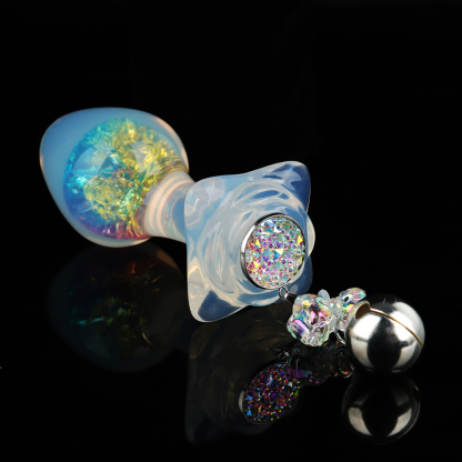 透明感と虹色の輝きが特徴的な歪脖子型水晶アナルプラグ。4 種の付属品により