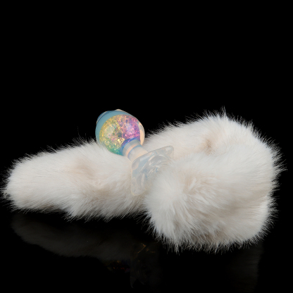 4 種の付属品により ハーフクリアで、内部には虹色の輝きを放つ「薔薇」イメージの水晶アナルプラグ。4 種の付属品により