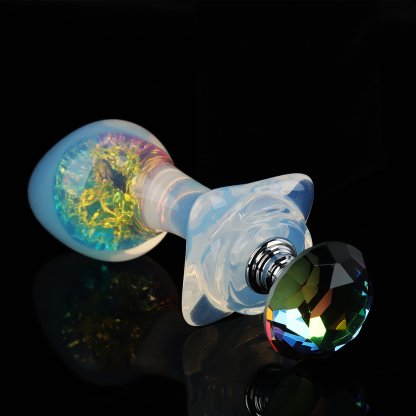 透明感と虹色の輝きが特徴的な歪脖子型水晶アナルプラグ。4 種の付属品により