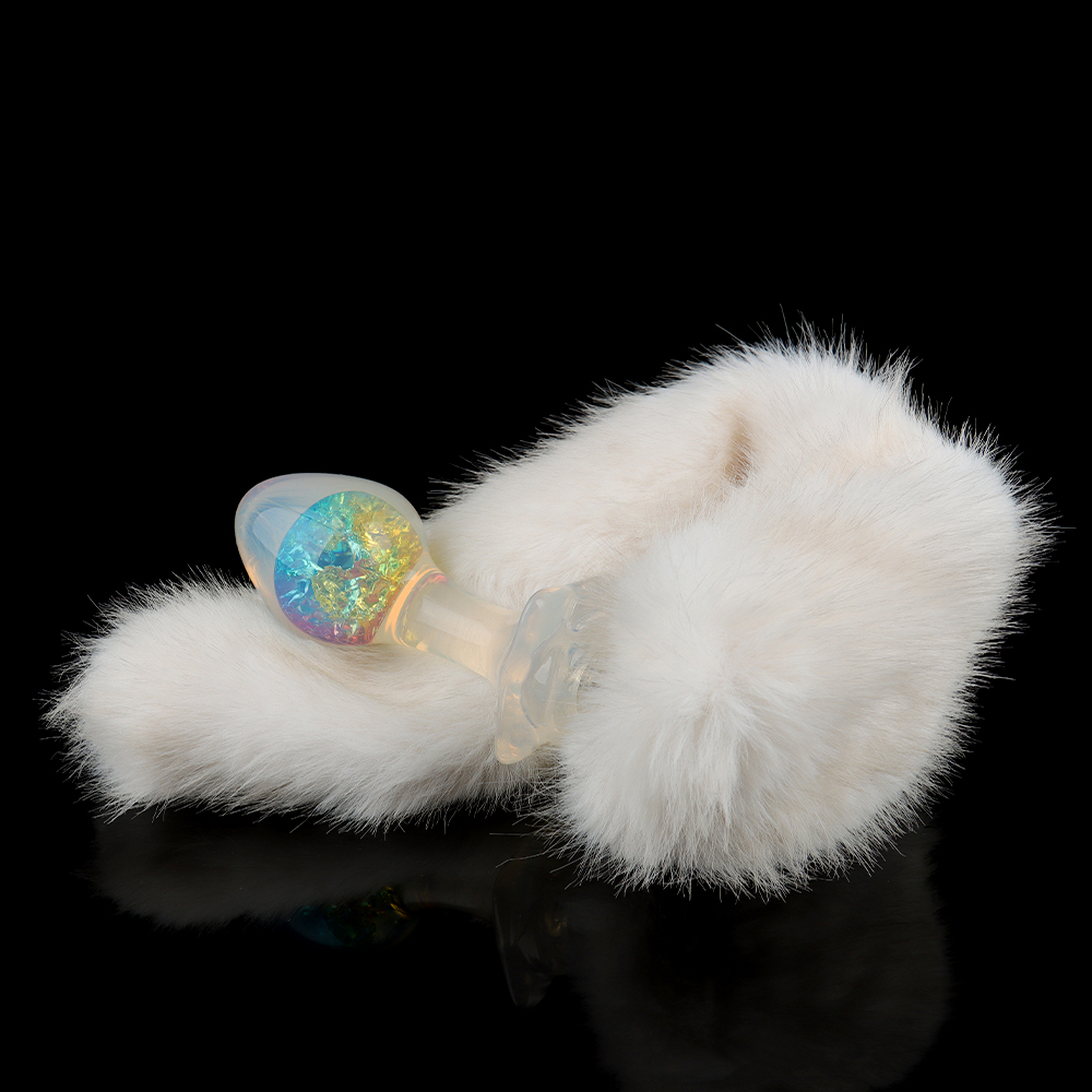 透明感と虹色の輝きが特徴的な歪脖子型水晶アナルプラグ。4 種の付属品により