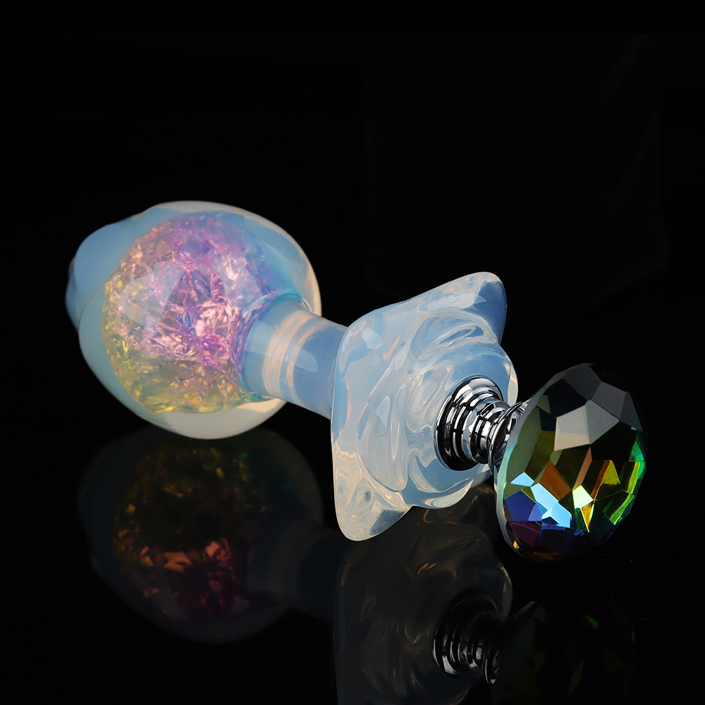 4 種の付属品により ハーフクリアで、内部には虹色の輝きを放つ「薔薇」イメージの水晶アナルプラグ。4 種の付属品により