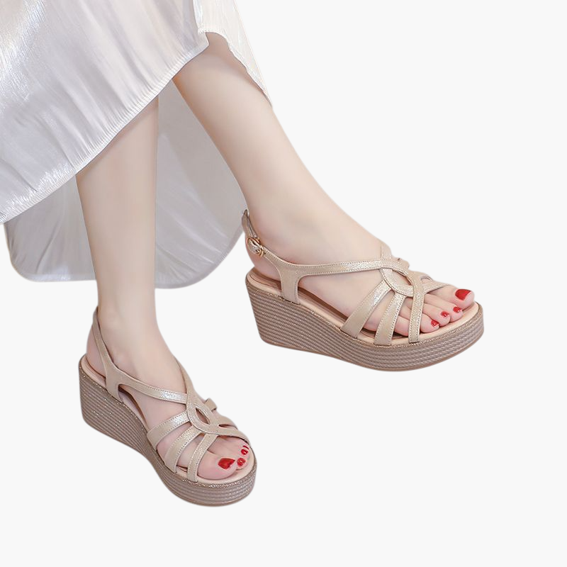 ウェッジヒールのピープトゥサンダル