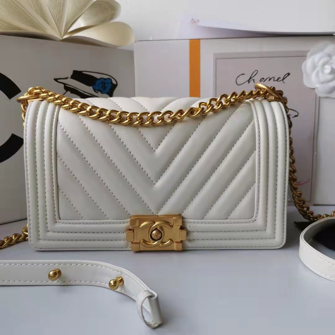 CHANEL シャネル ゴールドチェーンのショルダーバッグです