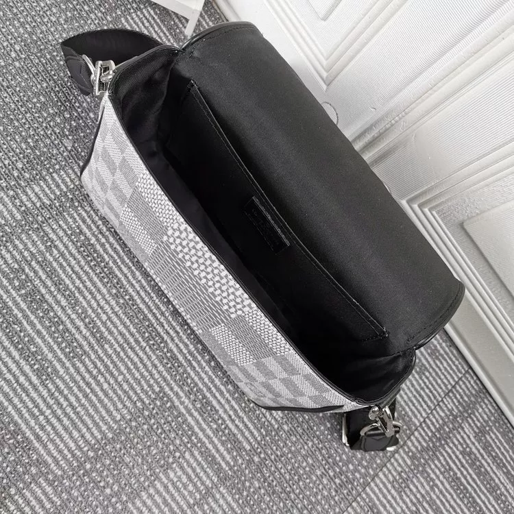 LOUIS VUITTON ルイヴィトン メッセンジャーバッグ 23.5X14X5CM