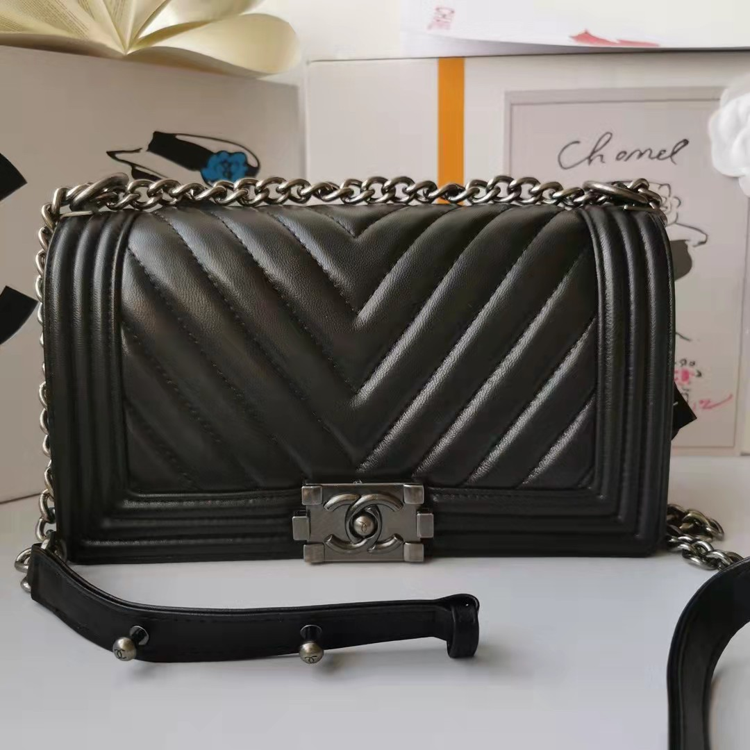 CHANEL シャネル  シルバーチェーンのショルダーバッグです