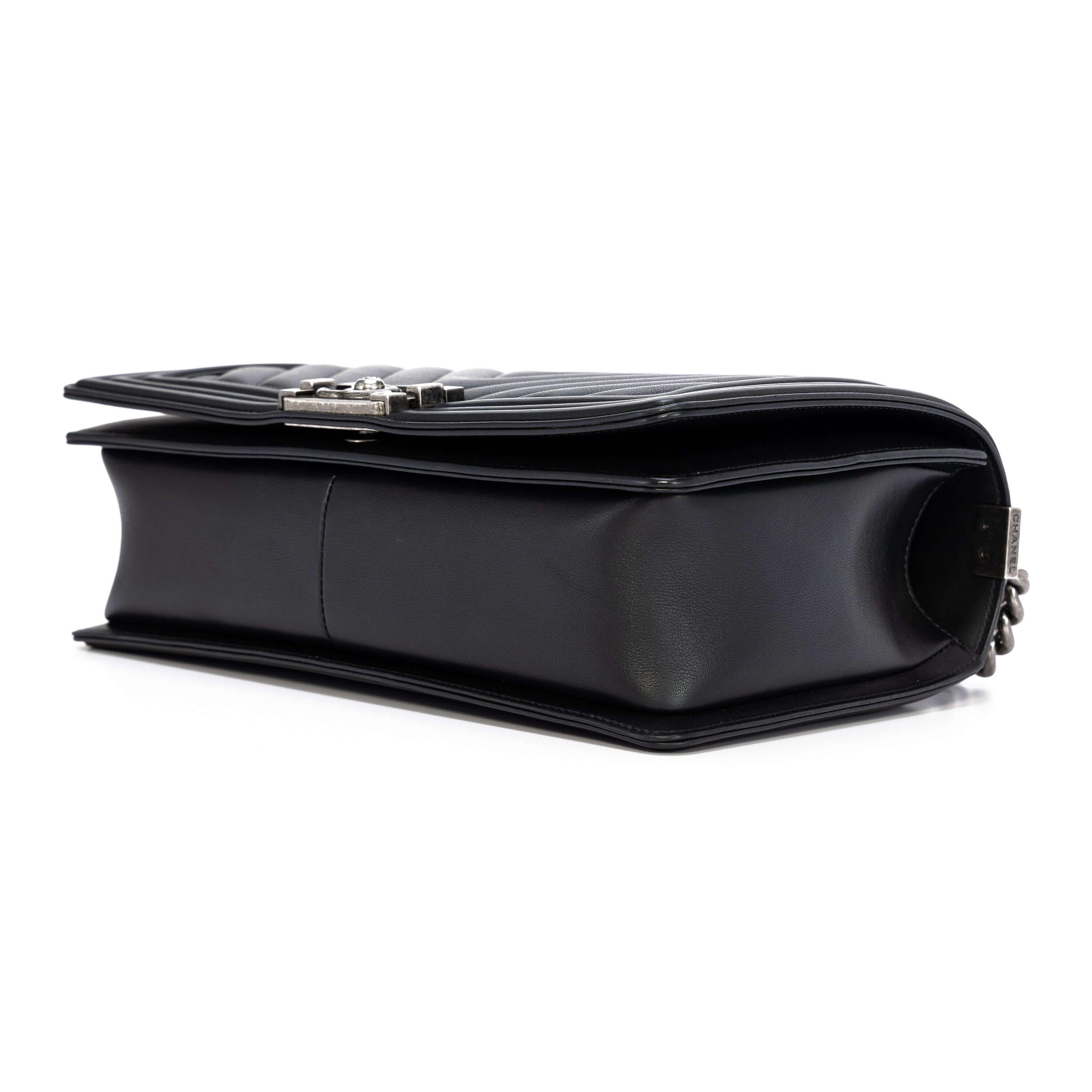 CHANEL シャネル  シルバーチェーンのショルダーバッグです