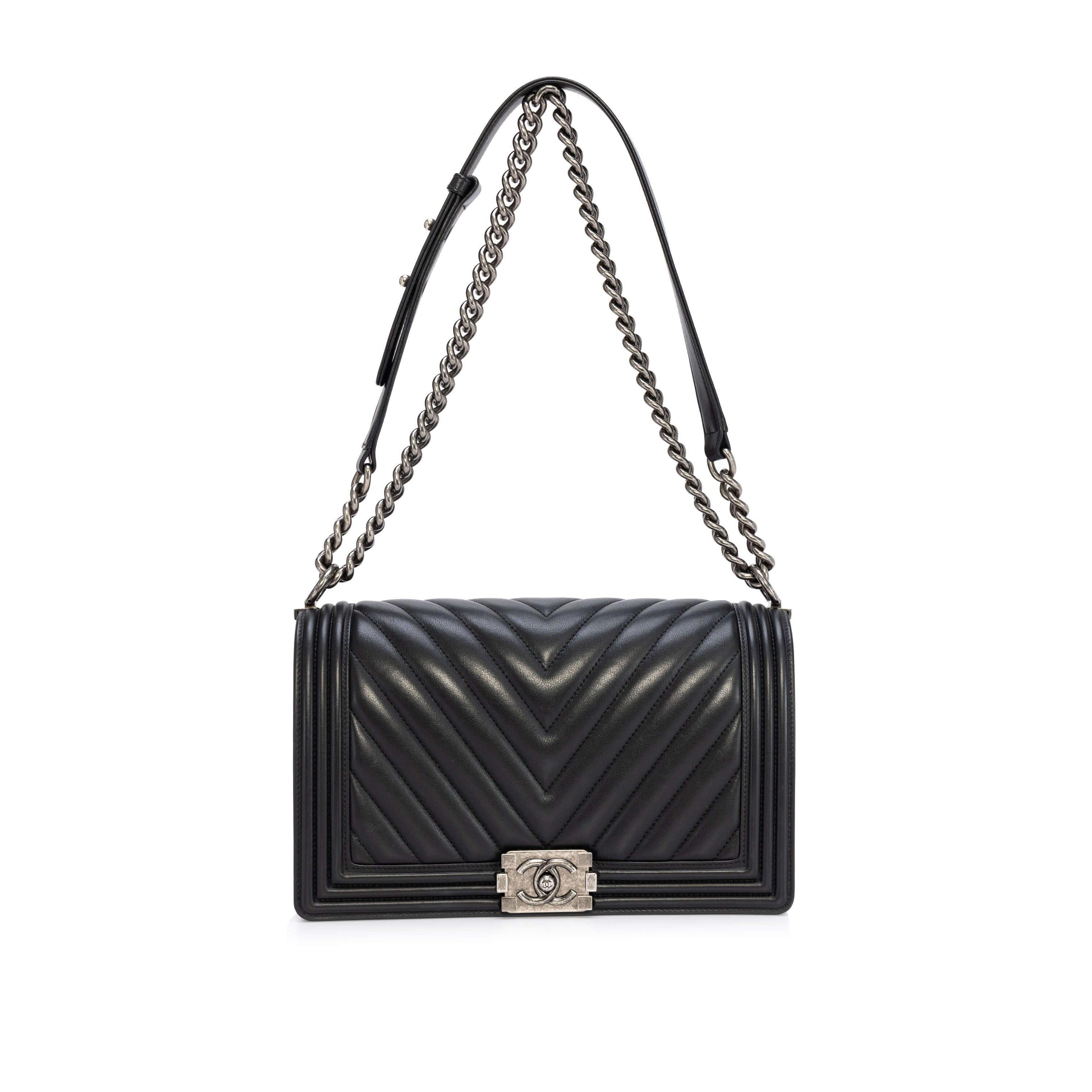 CHANEL シャネル  シルバーチェーンのショルダーバッグです