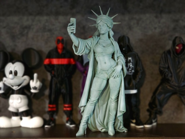 Statue of Liberty Selfie Figurine