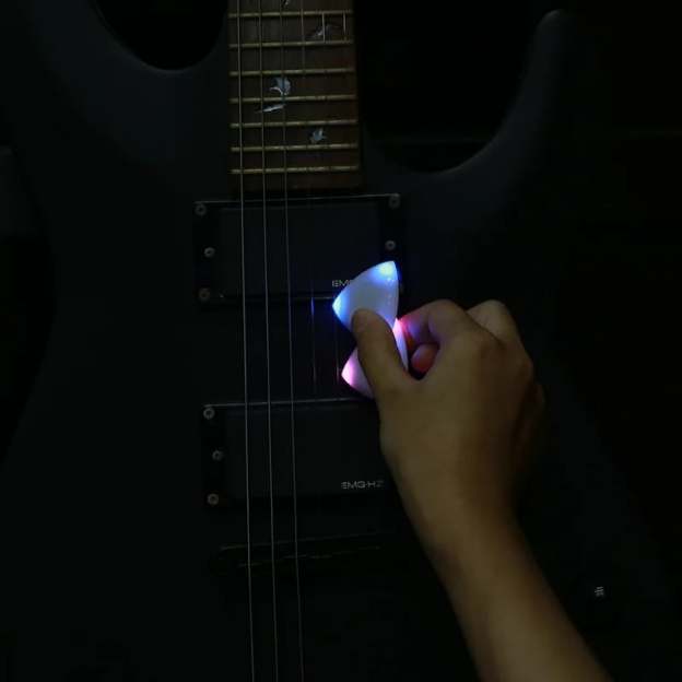 🎸Light Up Guitar Pick - 💝The perfect gift for guitar lovers