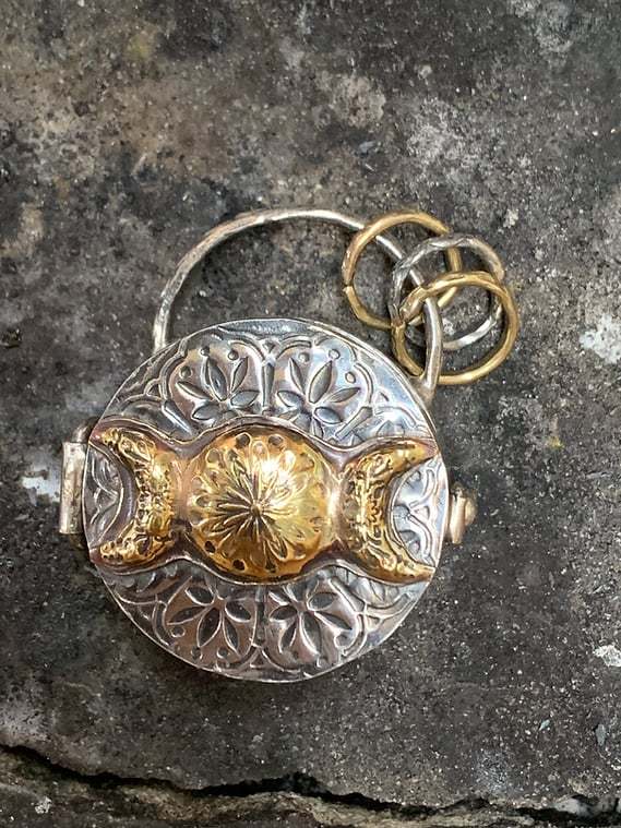 🌙Triple moon silver locket with tree life