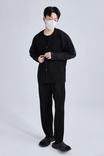 Men's Pleated Black V-Neck Cardigan Collarless Single Breasted Jacket Coat