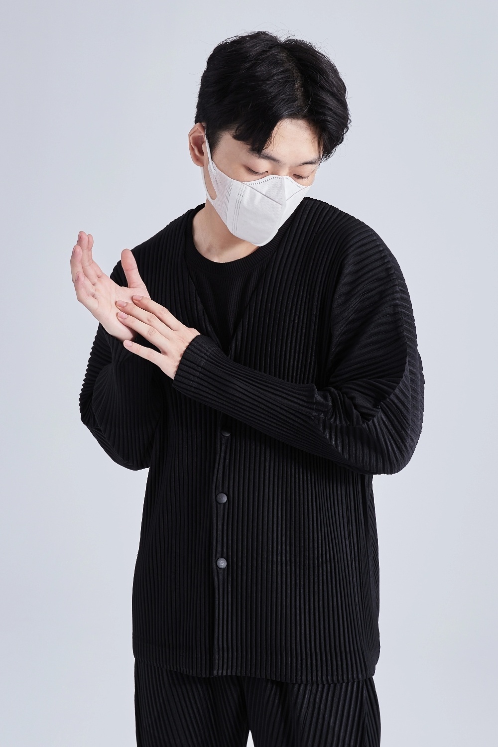 Men's Pleated Black V-Neck Cardigan Collarless Single Breasted Jacket Coat