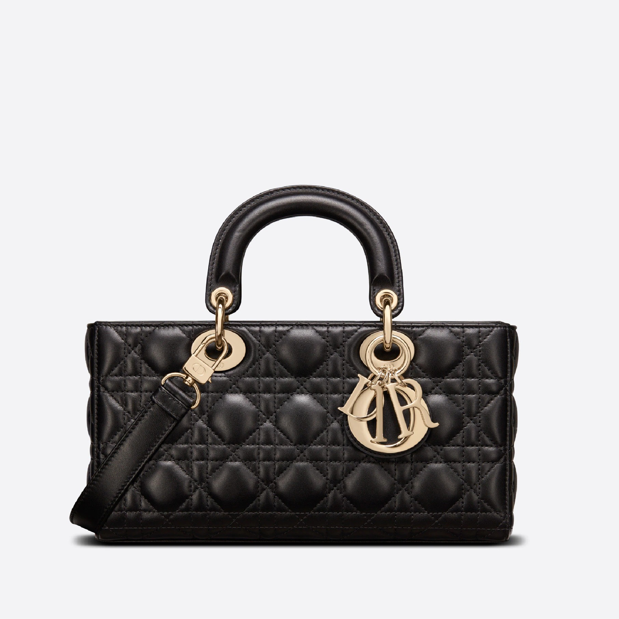 【DIOR】日本が誇る俳優の杉咲花さんが持っている大ヒットの新作バッグ「LADY D-JOY」