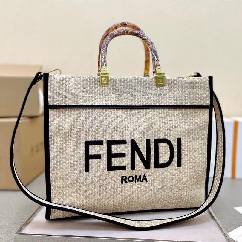 【FENDI】 刺シュウ入りストロー ショッパー