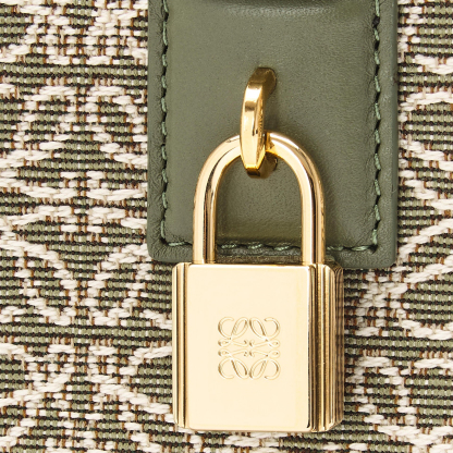 【LOEWE】Oggi雑誌掲載！泉里香さんも着用！アマソナ23 バッグ アナグラム 3way アナグラム
