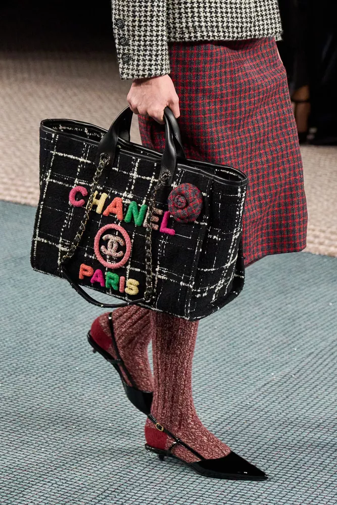 【CHANEL】 お洒落なツイードにロゴが映える♪ラージ ショッピング バッグ