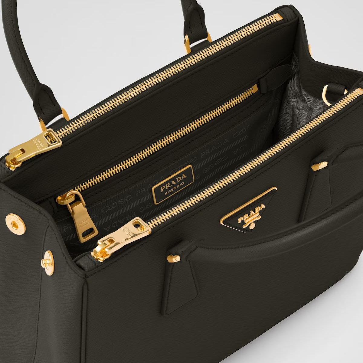 【PRADA】レザーミディアムバッグ