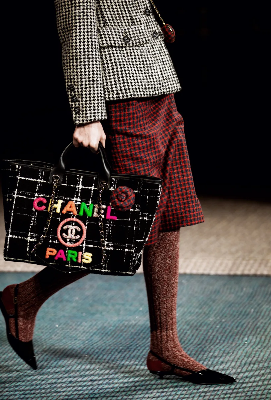 【CHANEL】 お洒落なツイードにロゴが映える♪ラージ ショッピング バッグ