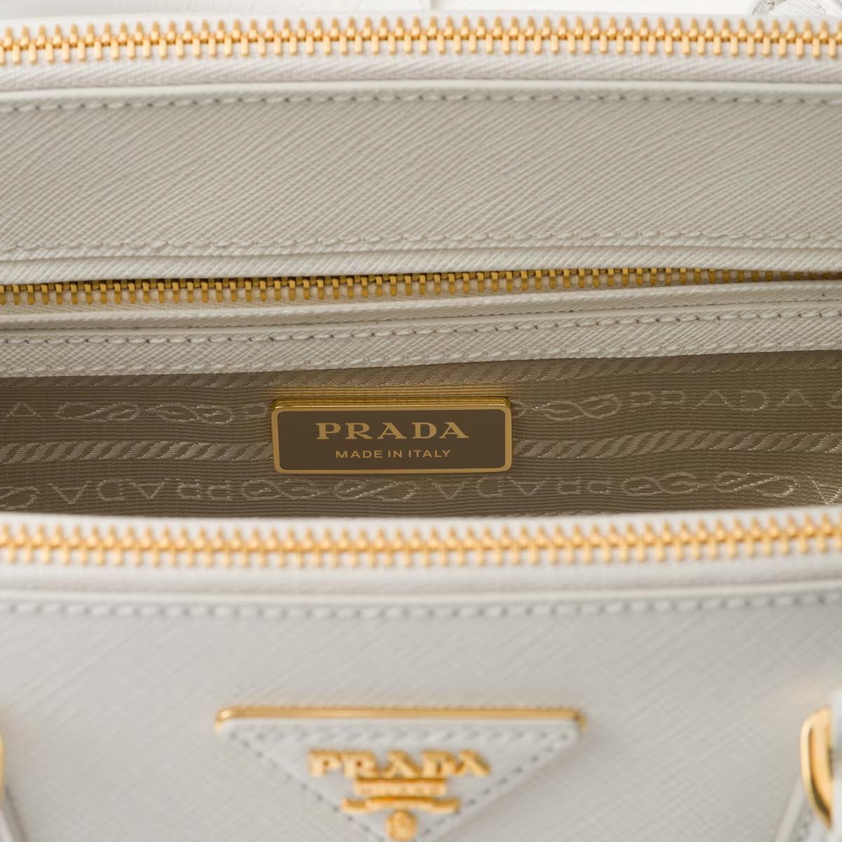 【PRADA】レザーミディアムバッグ