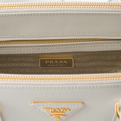 【PRADA】レザーミディアムバッグ