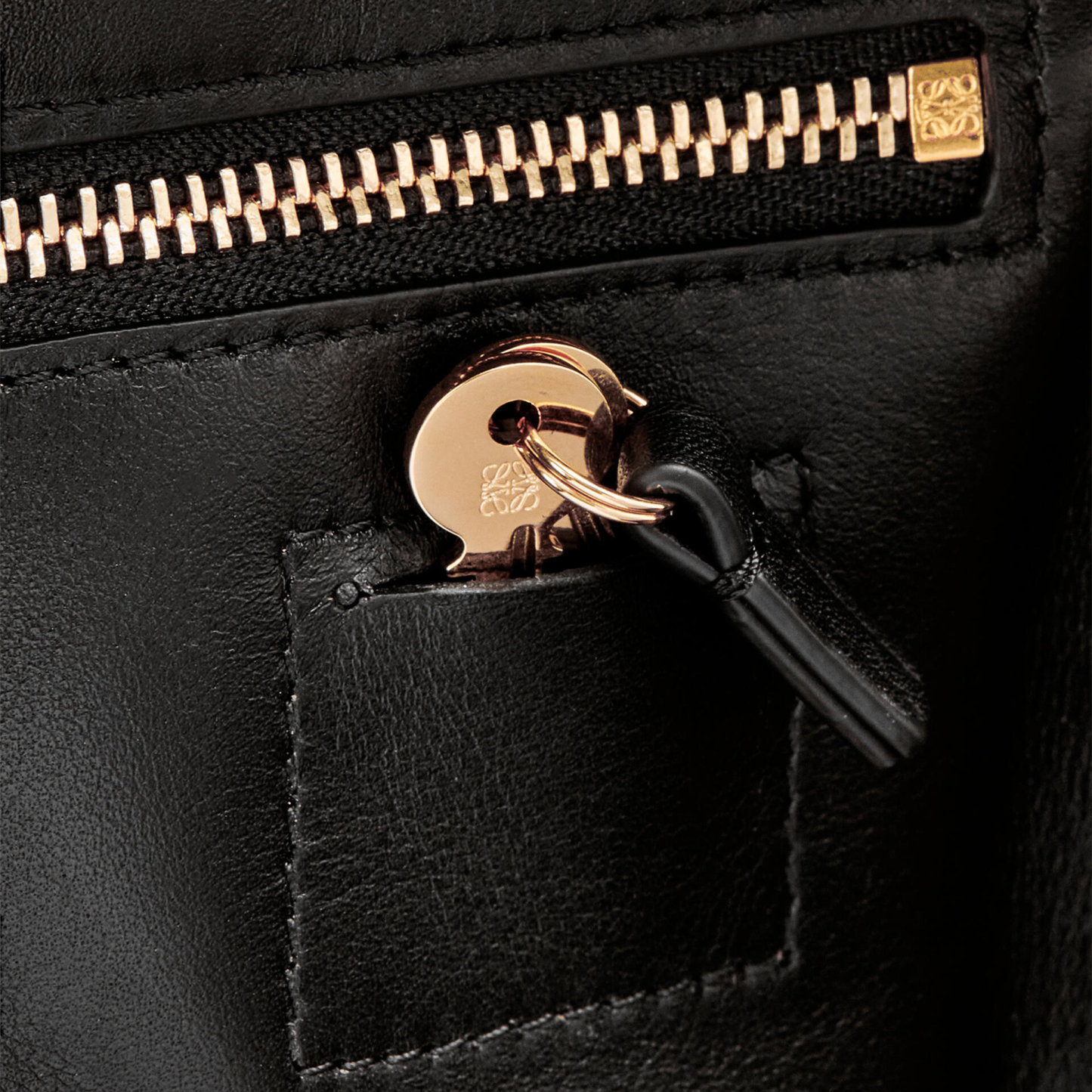 【LOEWE】Oggi雑誌掲載!泉里香さんも着用!アマソナ23 バッグ アナグラム 3way アナグラム