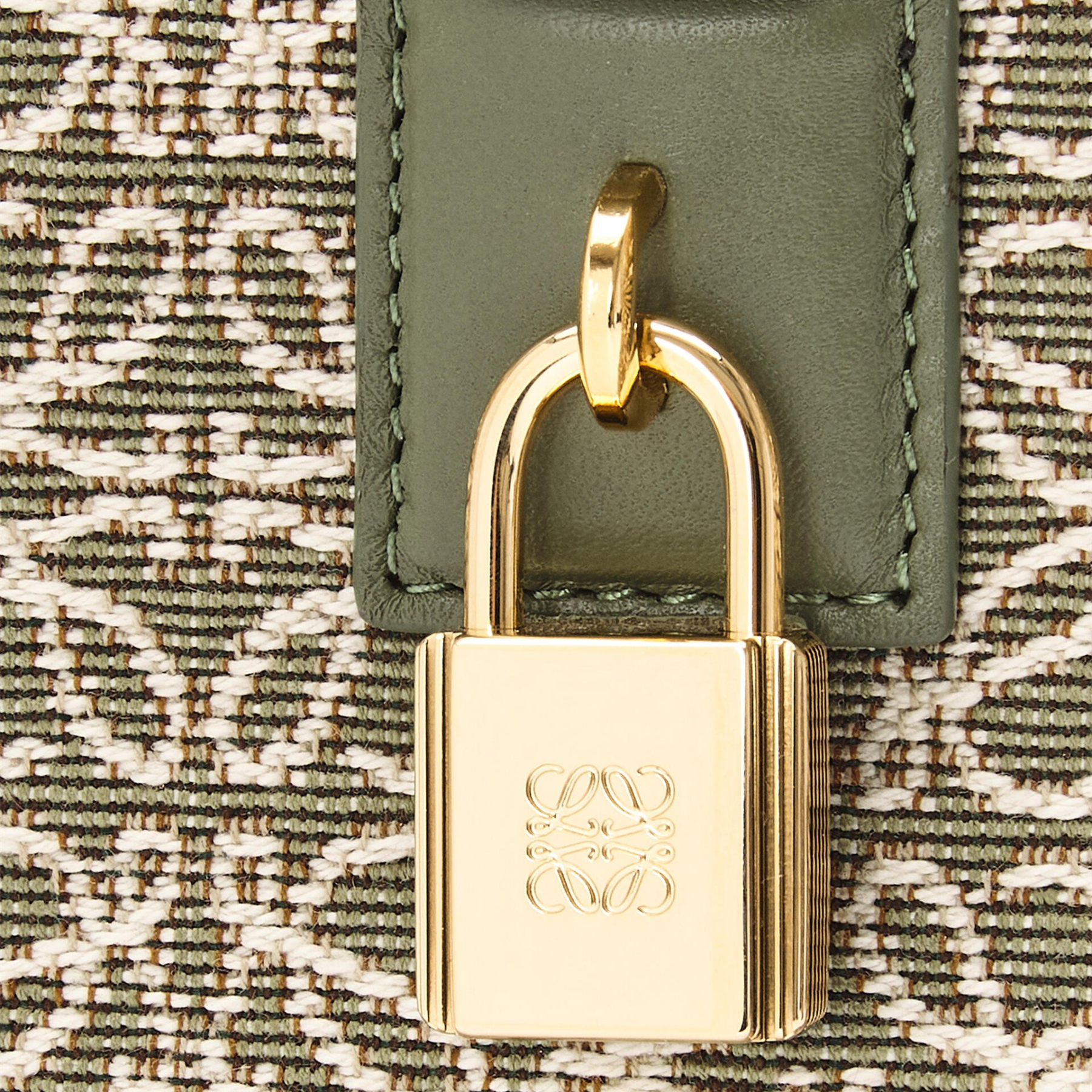 【LOEWE】Oggi雑誌掲載!泉里香さんも着用!アマソナ23 バッグ アナグラム 3way アナグラム