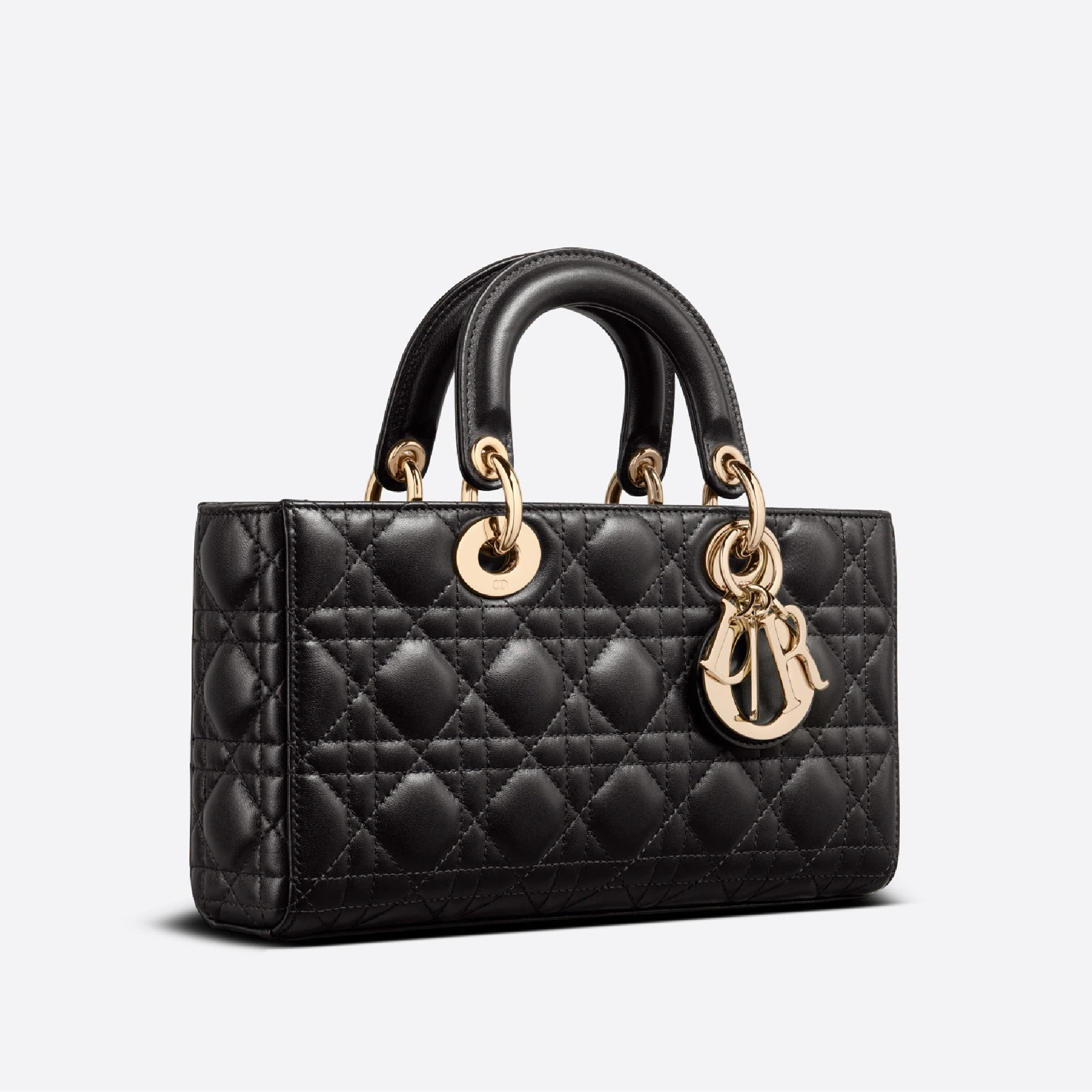 【DIOR】日本が誇る俳優の杉咲花さんが持っている大ヒットの新作バッグ「LADY D-JOY」