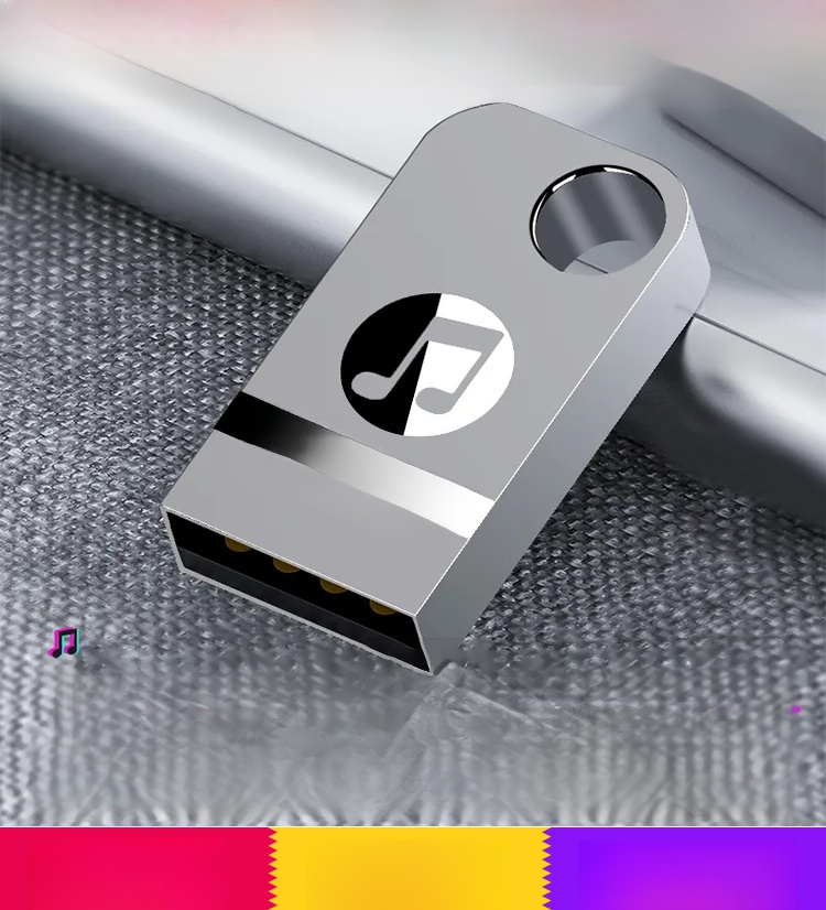 แฟลชไดรฟ์เพลงความจุสูง 32GB สำหรับรถยนต์นี้ บรรจุเพลงคุณภาพสูง 2800 เพลง และมิวสิกวิดีโอ HD 200 รายการ ใช้งานง่ายแบบเสียบแล้วใช้งานได้ทันที และรองรับระบบเสียงรอบทิศทาง DTS 5.1