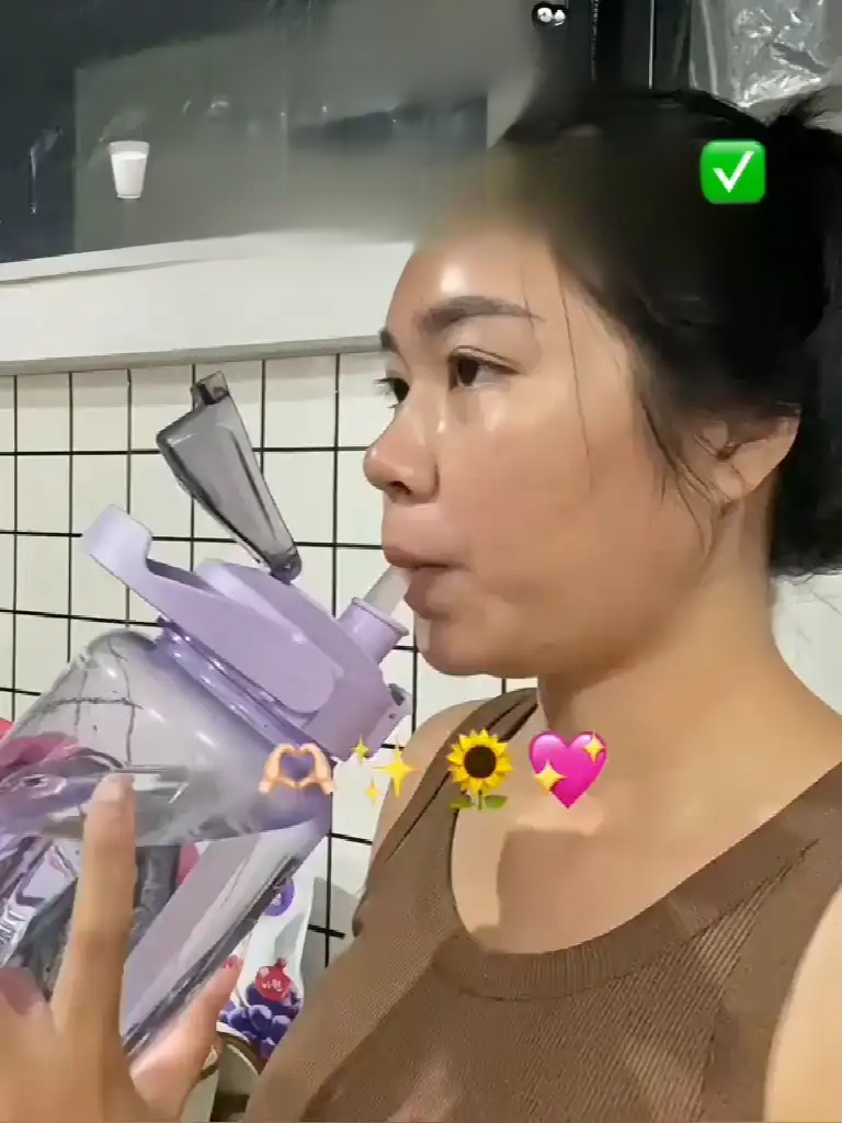 กระบอกน้ำพร้อมหลอด🥤 ขวดขนาด 2 ลิตร ตอบโจทย์ความต้องการน้ำดื่มประจำวันของคุณ