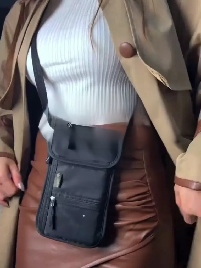 🧳✨ กระเป๋าเก็บเอกสาร & พาสปอร์ตแบบสะพายข้าง กันขโมย–กันสแกนบัตร เหมาะมากสำหรับคนบินบ่อย เดินทางต่างประเทศ หรือพกของสำคัญติดตัว!