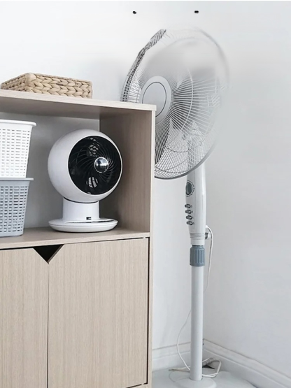 พบกับพัดลมหมุนเวียนสามมิติที่ให้คุณสัมผัสความเย็นสบายทั่วถึงทุกมุมห้อง ด้วยการส่งลมแบบ 360 องศา