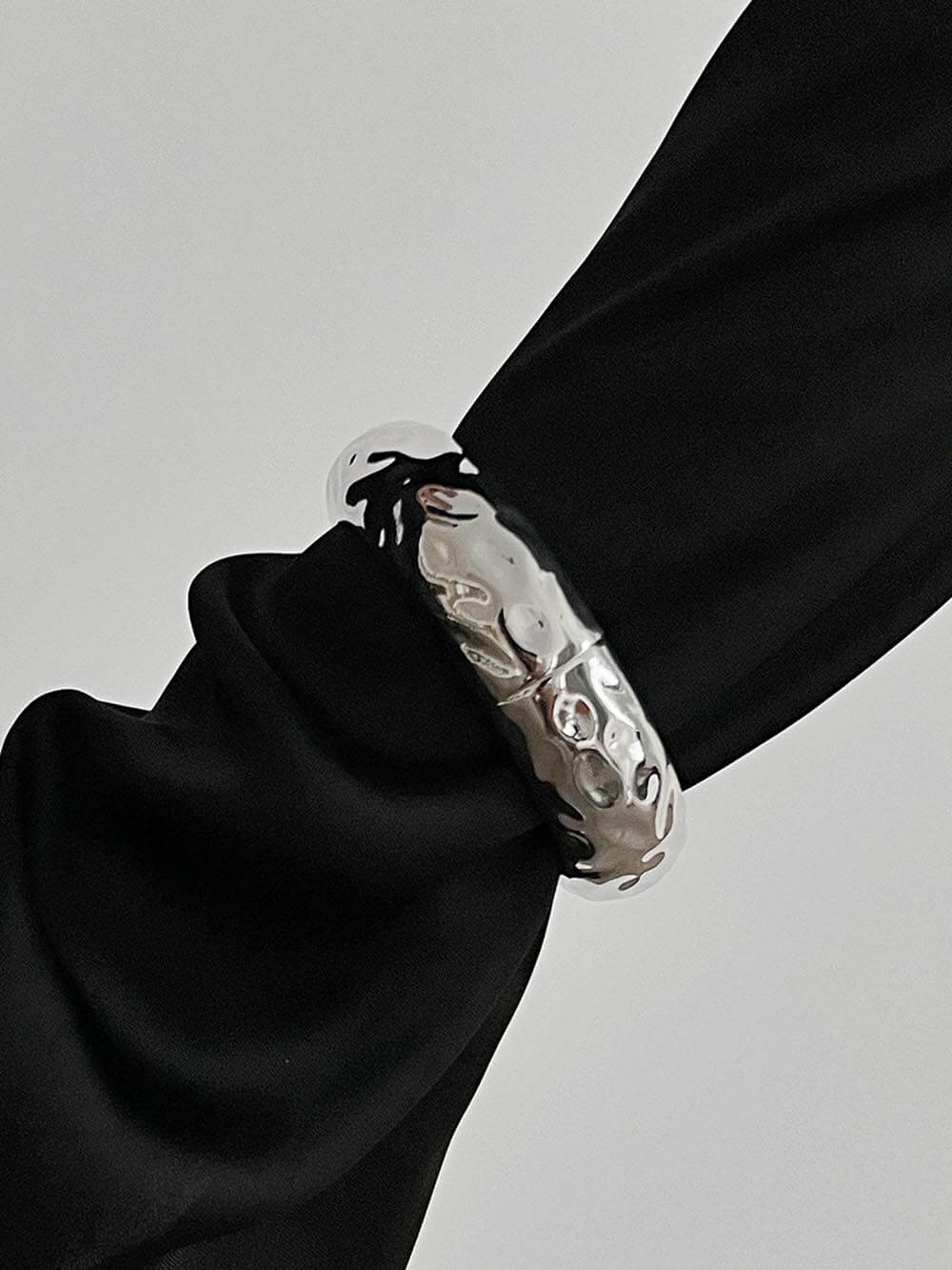 Exaggerated Smooth Hug Irregular Geometric Wide-Edge Spring Bracelet