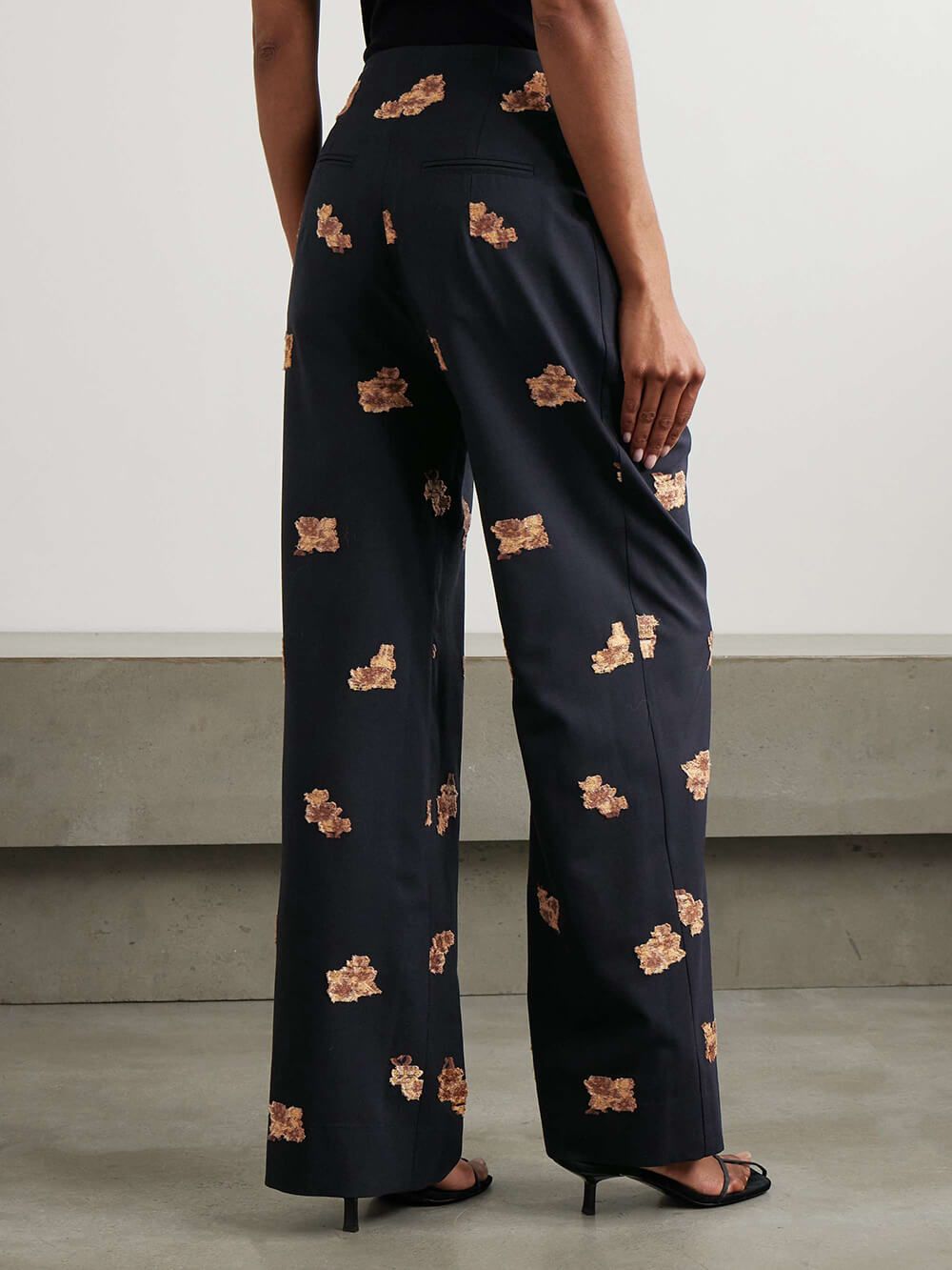 Classic Pleated Floral Jacquard Metallic Button-Down Vest Top